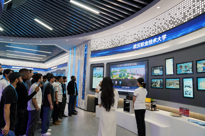 武漢職業技術大學光電教育大模型亮相2025世界數字教育大會，承辦展覽展示